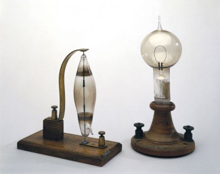 Joseph Swan's light bulb 1878 (left) - Thomas Edison's light bulb 1879 